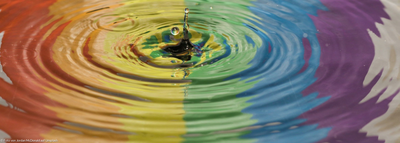 Zeitrafferfotografie von Wasserwellen in Regenbogenfarben