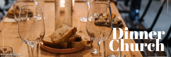 Gedeckter Tisch mit Gläsern und Brot