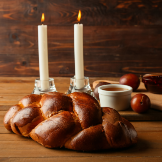 Brot und Kerzen auf einem Tisch