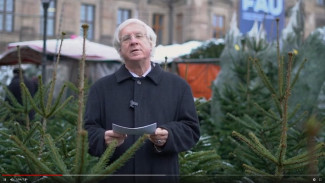 Dekan Peter Huschke auf dem Schlossplatz in Erlangen