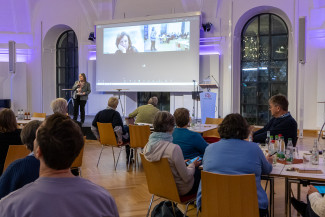 Dekanin Rüger im Gespräch mit Dekanin Quinke