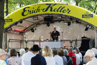Pfarrer Dr. Peter Baumann auf dem Erlanger Berg