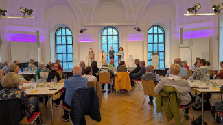 Saal im K+Q mit Grochowina, Preidel, Petry und Illner