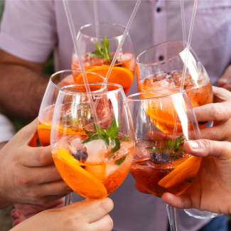 Menschen stoßen mit Aperolgläsern an
