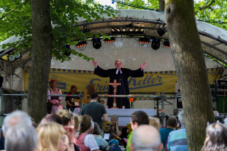 Pfarrer Thomas Zeitler segnet auf der Bergkirchweih