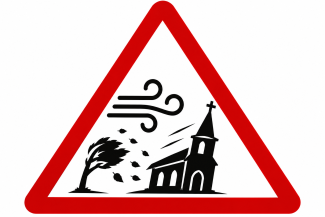 Sturmwarnung mit Kirche im Wind