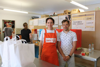 Olena und Roman aus Kiew sind Kunden*innen bei der Tafel – und helfen ehrenamtlich mit. 