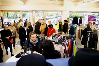 Bei der Eröffnungsfeier der komplett renovierten Fundgrube herrschte reges Treiben zwischen Hüten, Schuhen und Pullis.