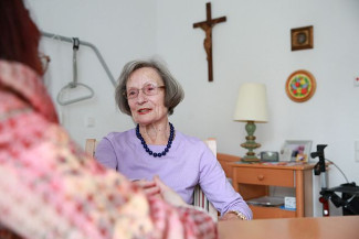 : „Pfarrerin im Gespräch“ steht auf einem Schild an der Türe, wenn Dorothee Tröger vertrauliche Gespräche mit Bewohnern*innen führt.