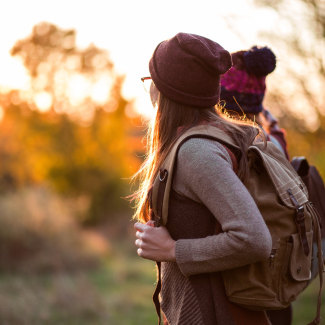 Frauen mit Rucksack an einem Herbsttag in der Natur