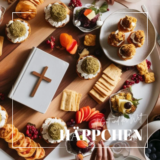 gedeckter Tisch mit Essen und Bibel