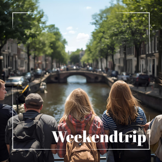 Junge Erwachsene schauen auf einen Kanal